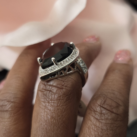 Elegant Black and Silver Teardrop Ring - Picture 2 of 3
